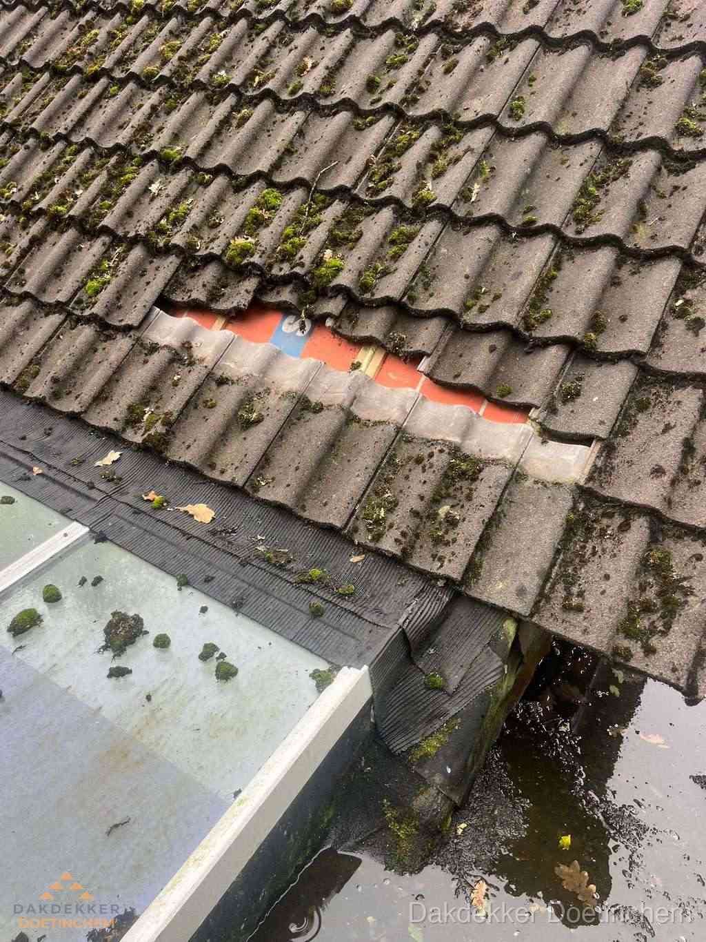 Beschadigd pannendak met ontbrekende dakpannen voor reparatie in Doetinchem