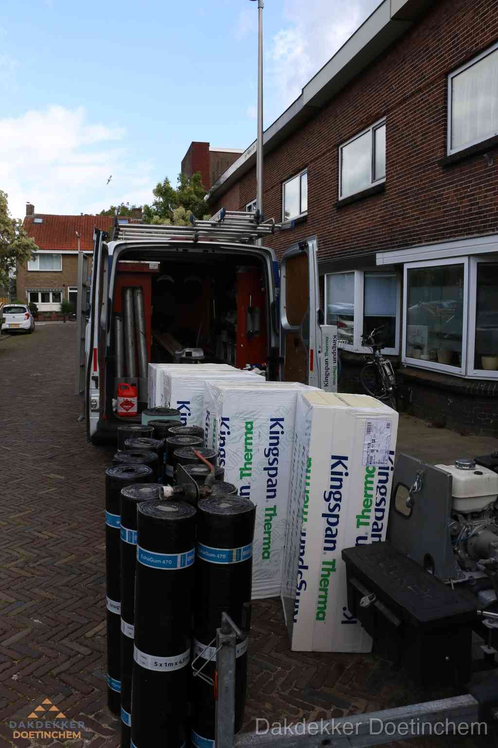 Plat dak met bitumen dakbedekking en brander in Doetinchem
