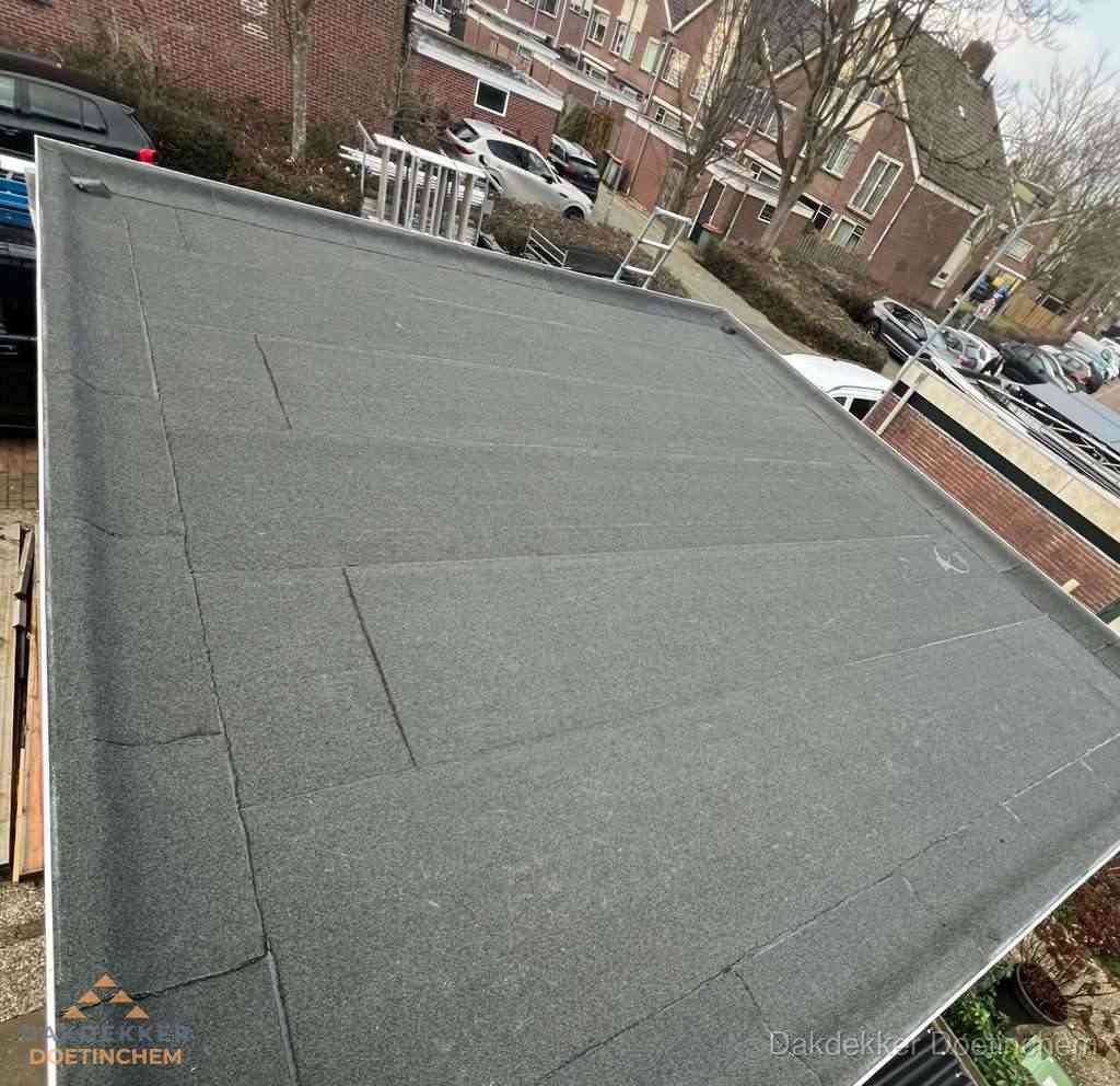 Nieuwe bitumen dakbedekking op plat dak van garage in Doetinchem