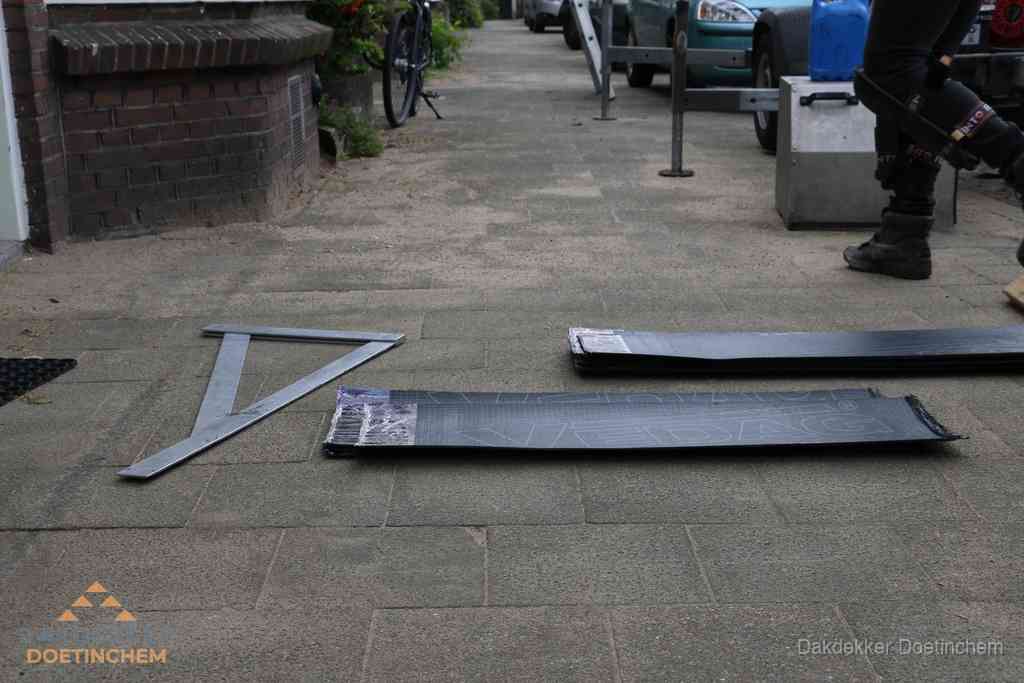 Dakbedekkingsmateriaal en zinkwerk klaargelegd voor reparatie in Doetinchem