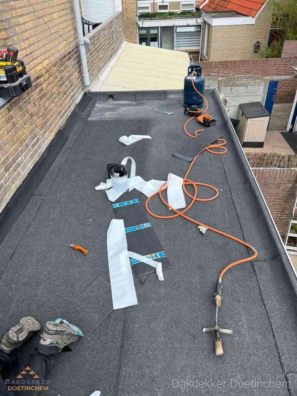 Dakdekker brengt EPDM dakbedekking aan op plat dak in Doetinchem