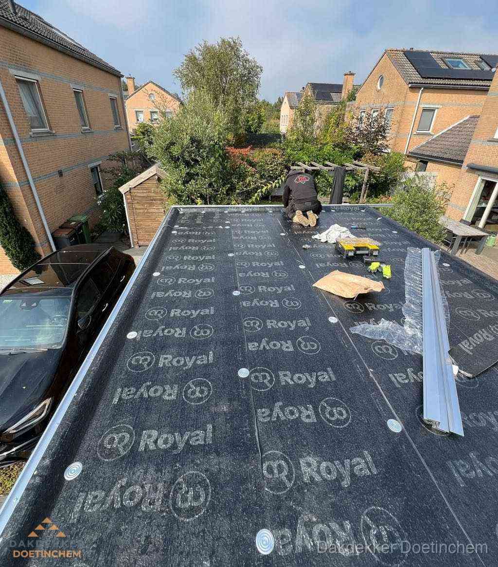Dakdekker aan het werk op plat dak renovatie in Doetinchem