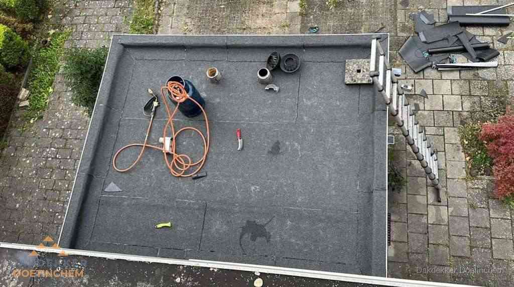 Plat dak met nieuwe bitumen bedekking in Doetinchem