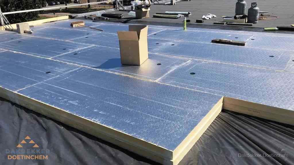 PIR isolatieplaten worden gelegd op plat dak voor dakisolatie in Doetinchem