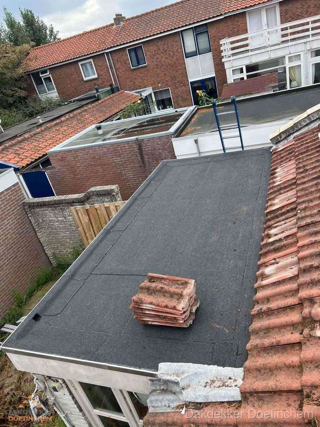 Aanbouw plat dak met reservepannen voor dakpannen vervangen in Doetinchem