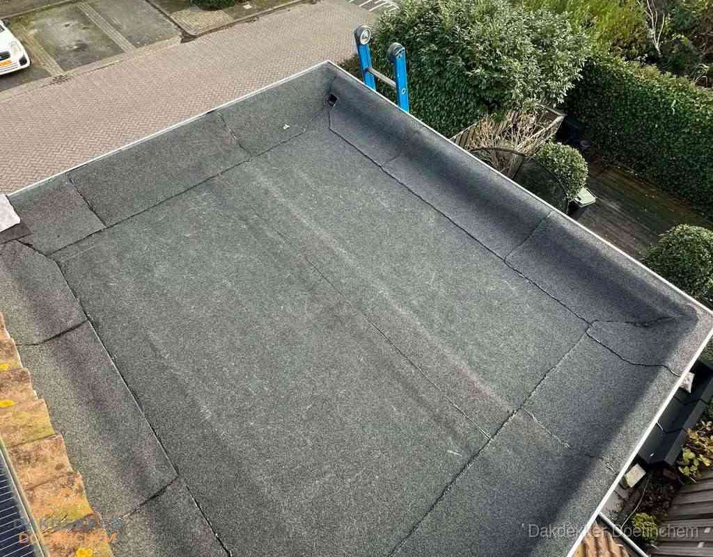 Gerenoveerd plat dak met nieuwe bitumen dakbedekking in Doetinchem
