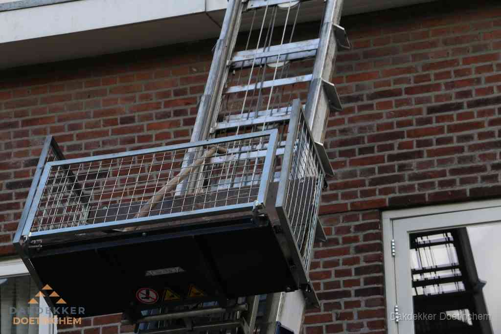 Ladderlift met dakpannen voor dakpan reparatie in Doetinchem