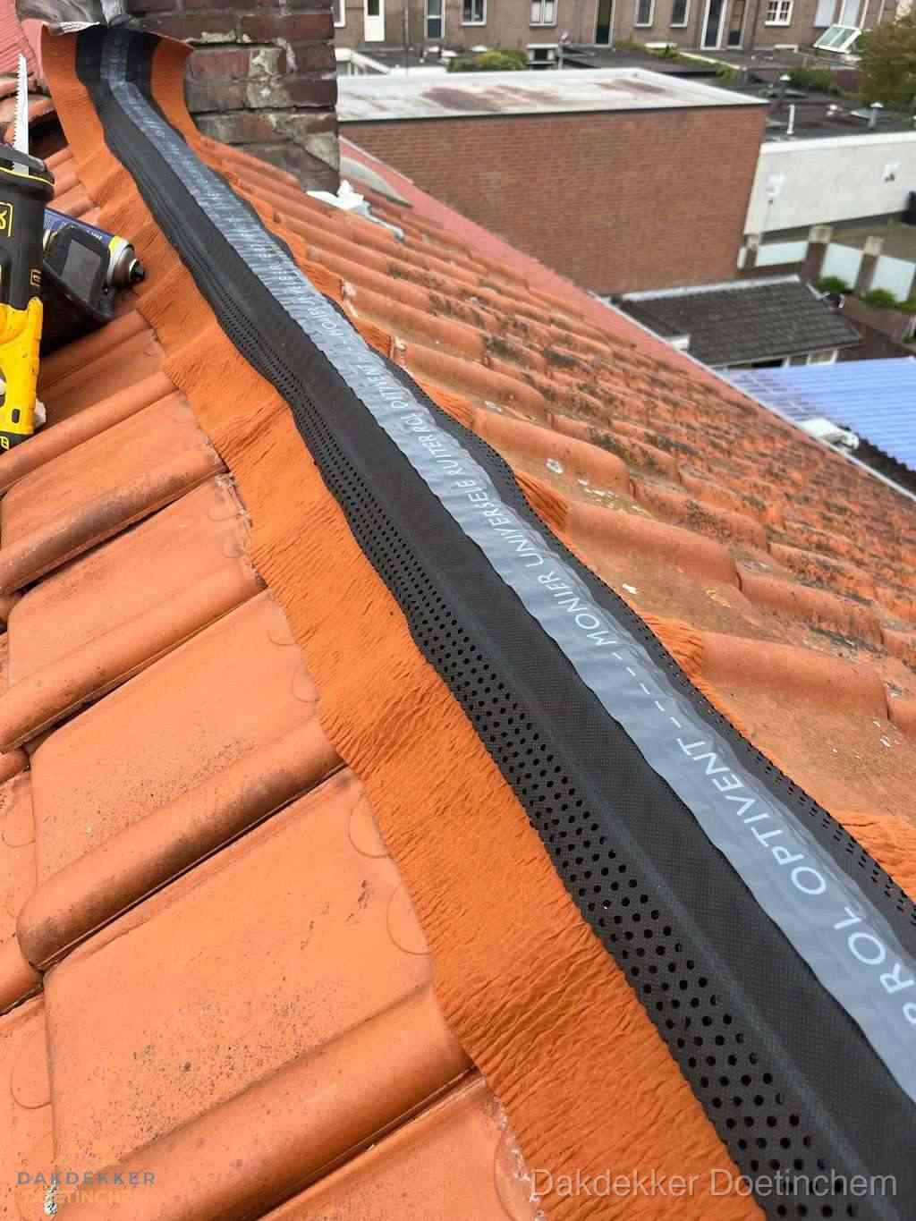 Plat dak aanbouw met bitumen naast schuin pannendak in Doetinchem