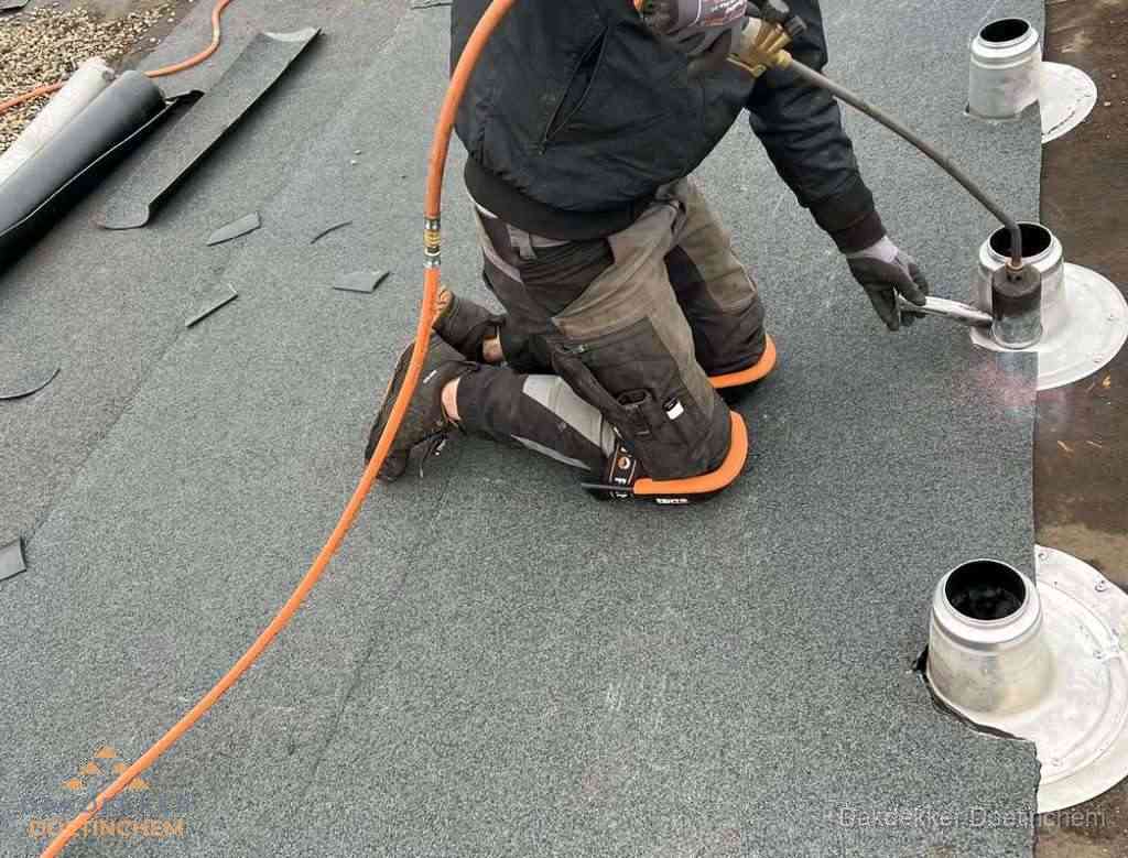 Gereedschap op nieuw plat dak na renovatie in Doetinchem