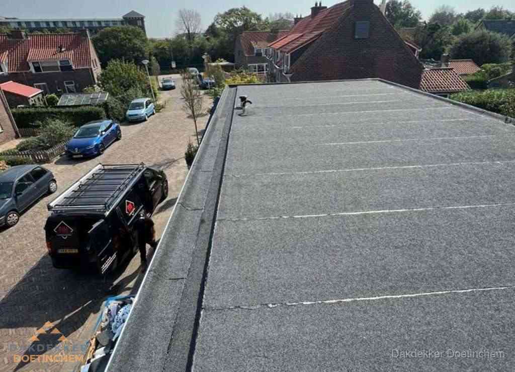 Nieuw bitumen plat dak met uitzicht over landschap in Doetinchem