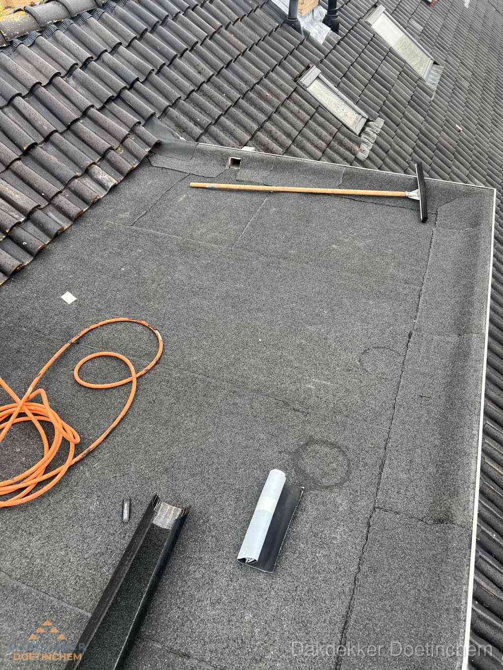 Overzicht plat dak met dakgoot in woonwijk Doetinchem