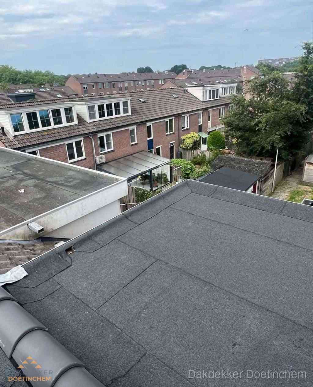 Vernieuwd plat dak met bitumen in woonwijk in Doetinchem