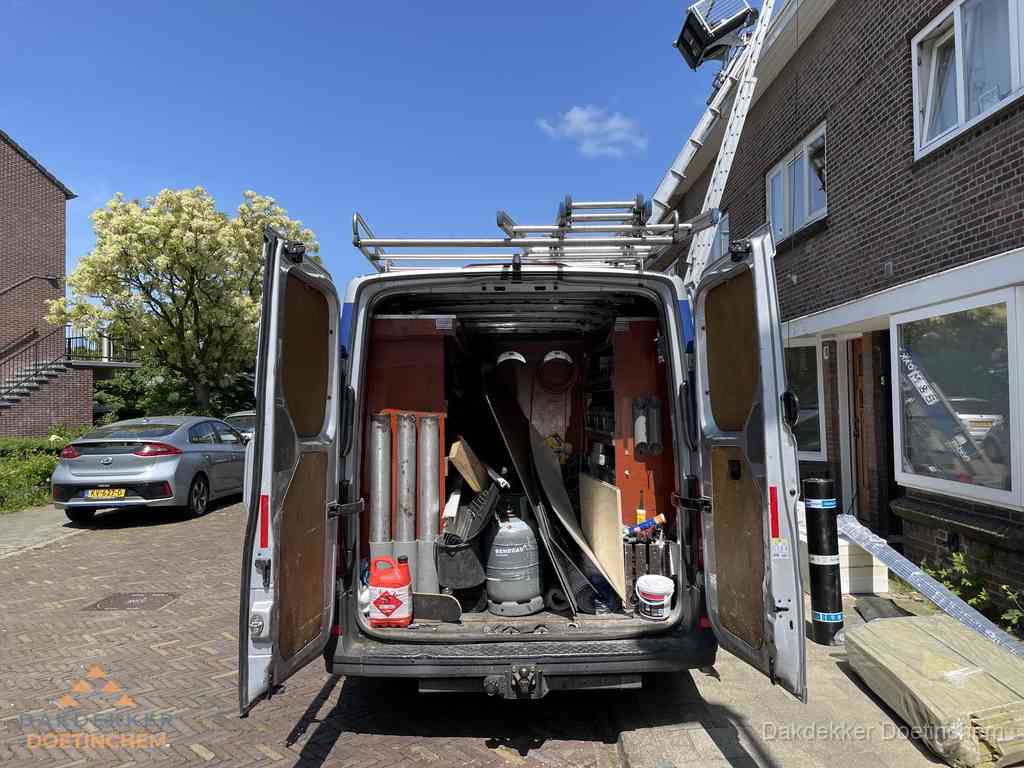 Spoed dakdekker bus met gereedschap en ladder bij woning in Doetinchem