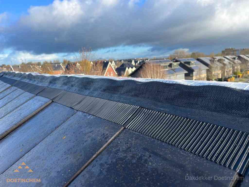 Dakisolatie bij de nok met ventilatieprofiel op schuin dak in Doetinchem