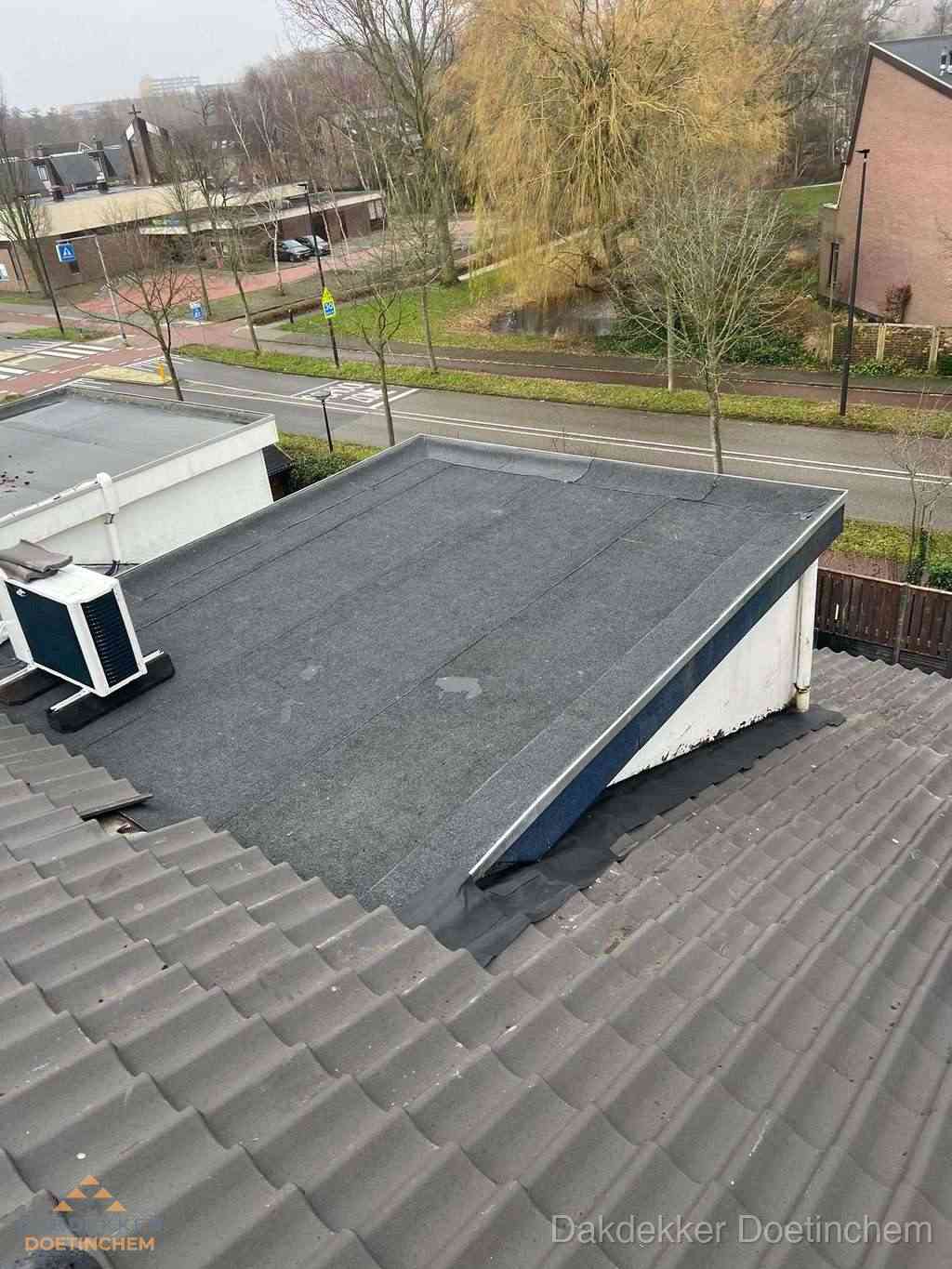 Plat dak met bitumen isolatie en dakbedekking in Doetinchem