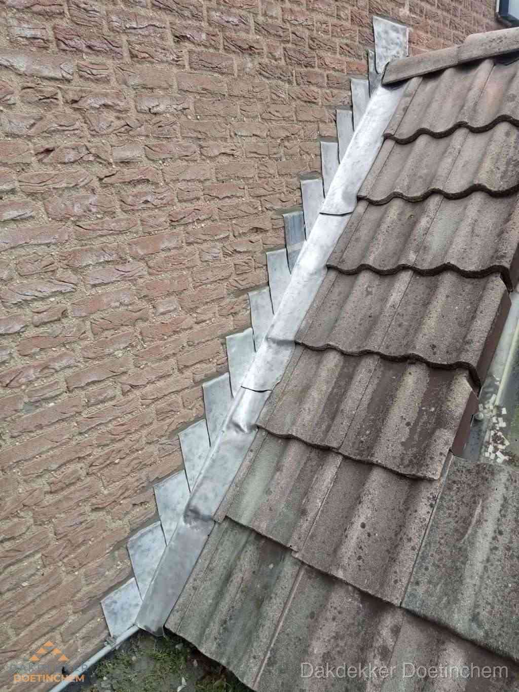 Loodslabben langs dakaansluiting bij bakstenen muur in Doetinchem